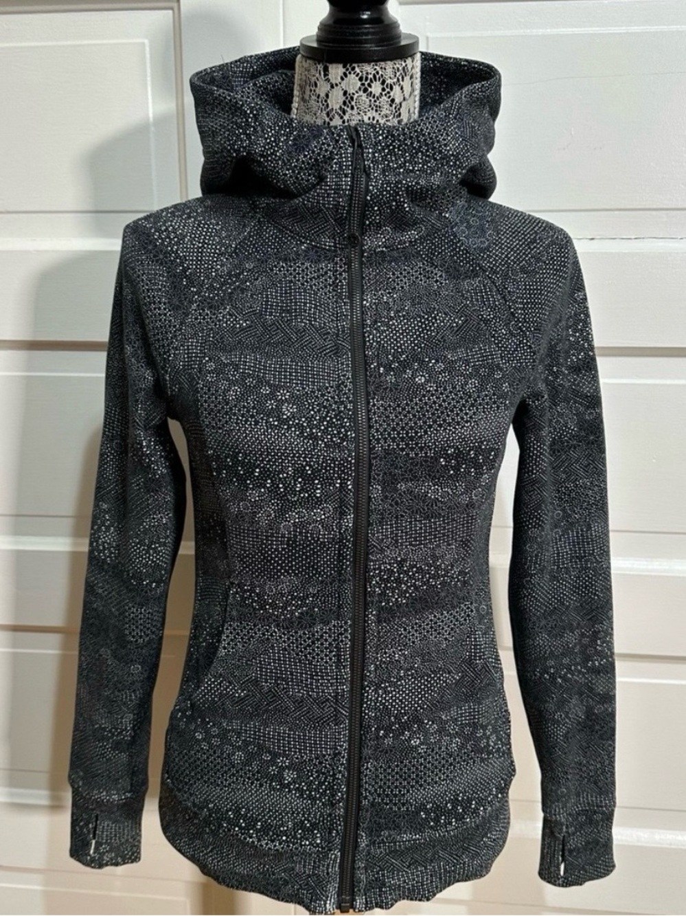 Soft Lululemon Scuba Hoodie *Light Cotton Fleece Size 4 Black White Meisai $128